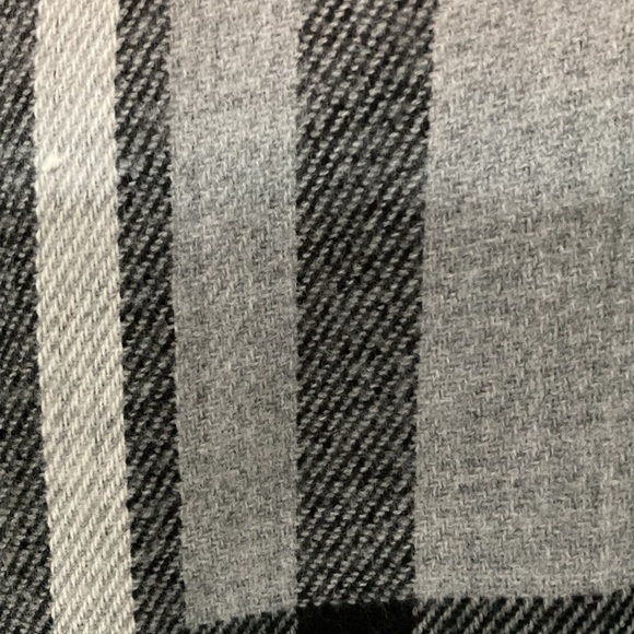 🆕 Gray/Black Reversible Checkered Fleece Shawl - Picture 6 of 11